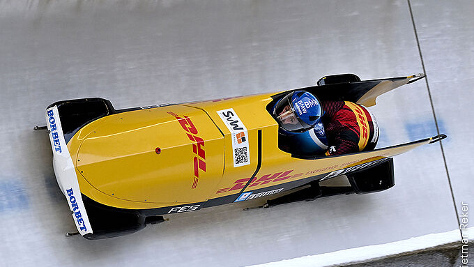 Charlotte Candrix as pilot with her brakeman Lena Brunnhübner in a two-woman bobsleigh on the ice track 